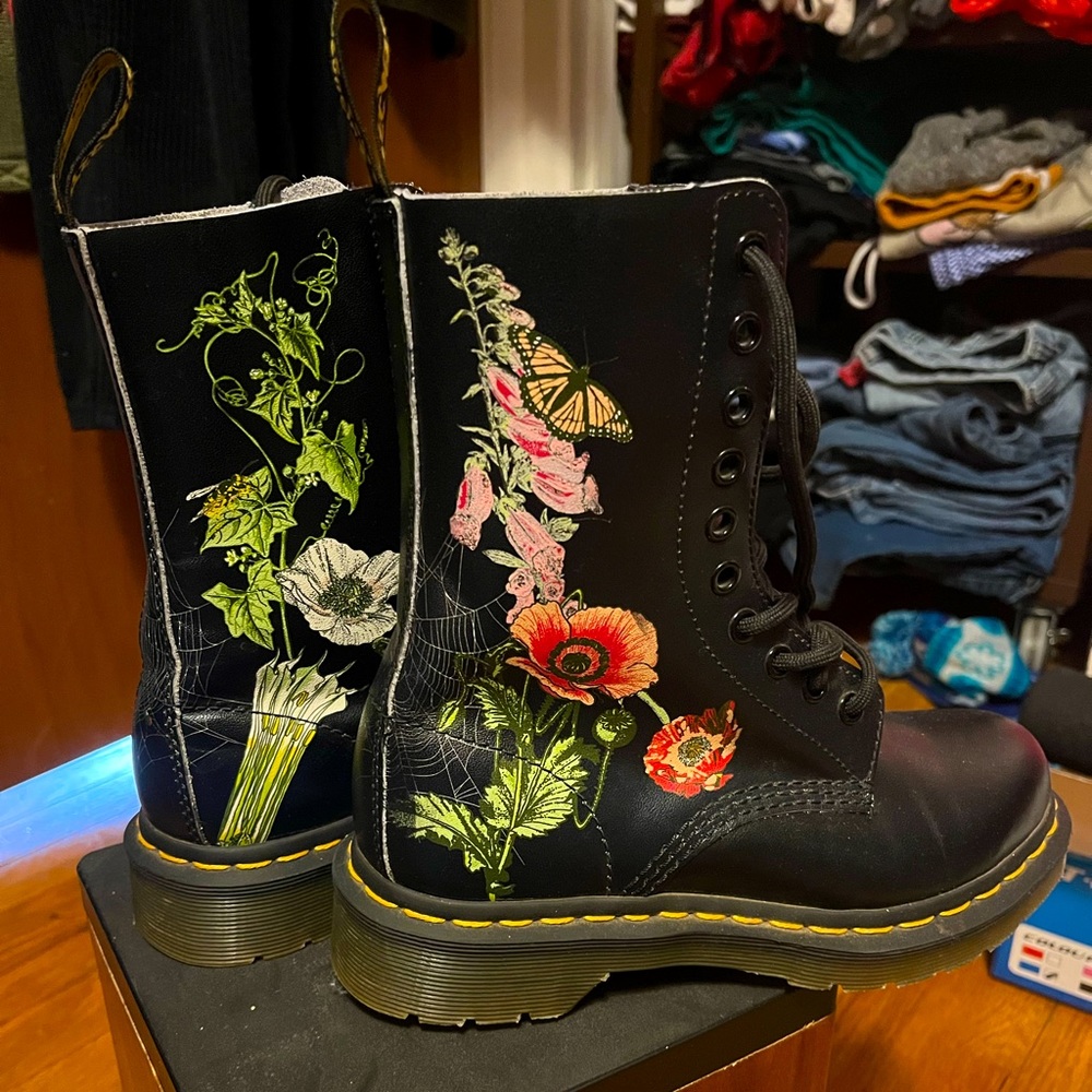 Wild Botanics Dr. Marten’s combat boots, Women’s size 5, EU 36.